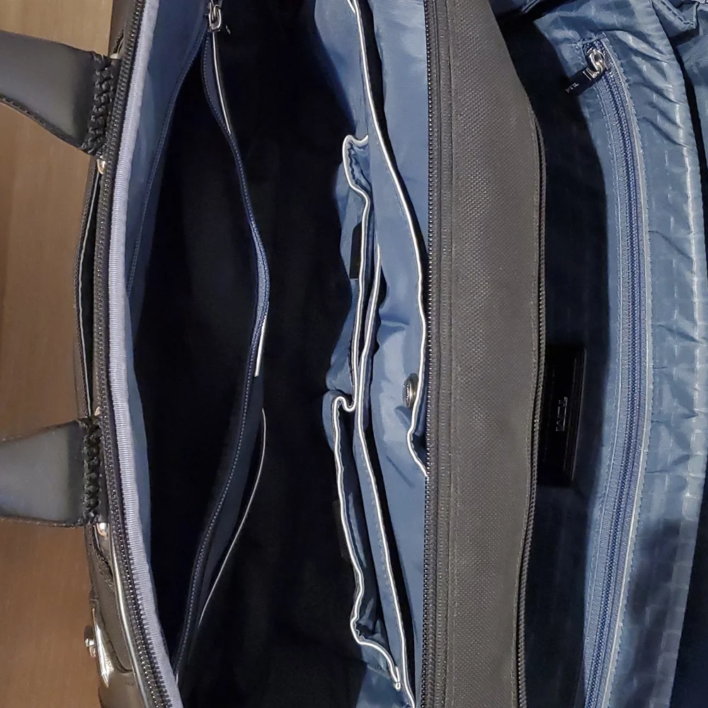 Tumi Arrivé T-Pass Kennedy Expandable Deluxe Brief Laptop Carryall Brief…